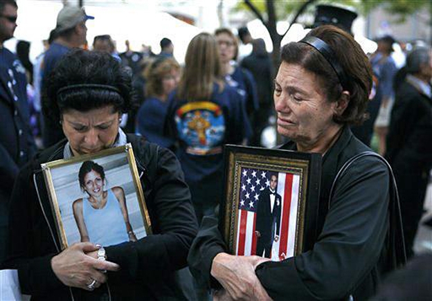 Deux mère pleurent leurs enfants tués dans les attentats du 11 septembre à New York. D. R.